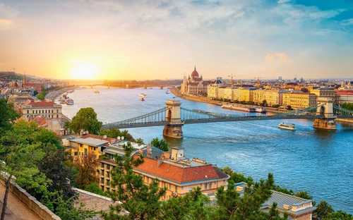 Budapest Hop-On Hop-Off Bus Tour Budapest Parliament open-top sightseeing bus